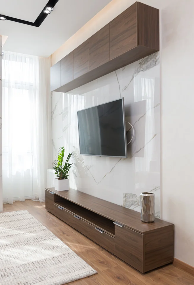 Téléviseur mural et mobilier en bois dans un salon contemporain aux finitions marbre