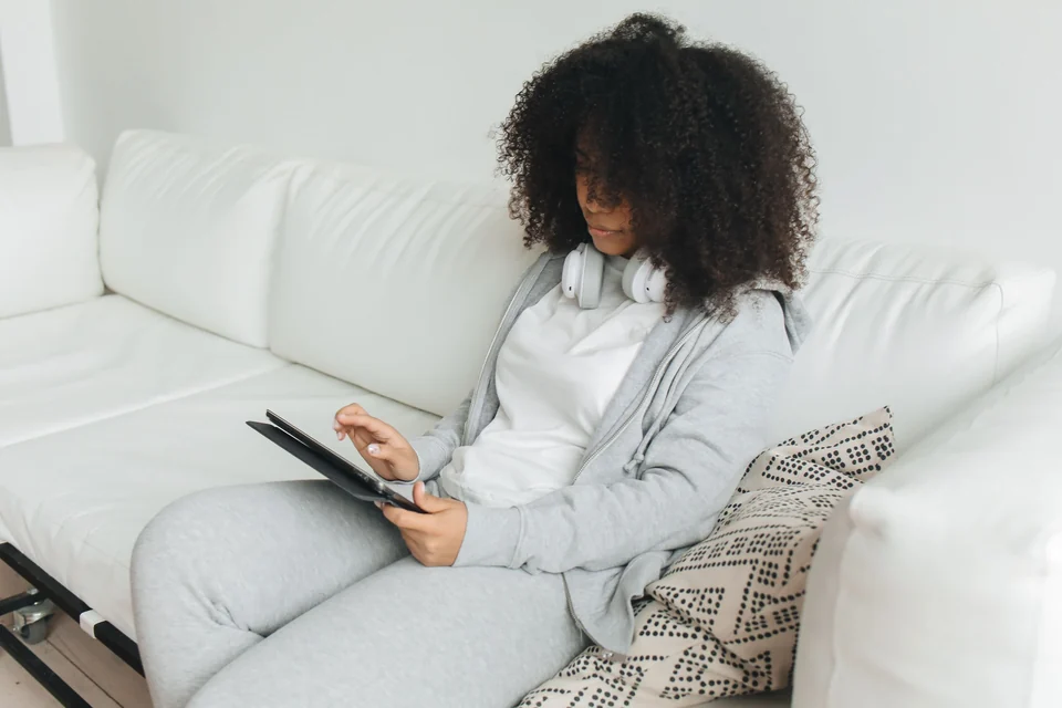 Utilisation d’une tablette avec un casque audio dans un salon lumineux